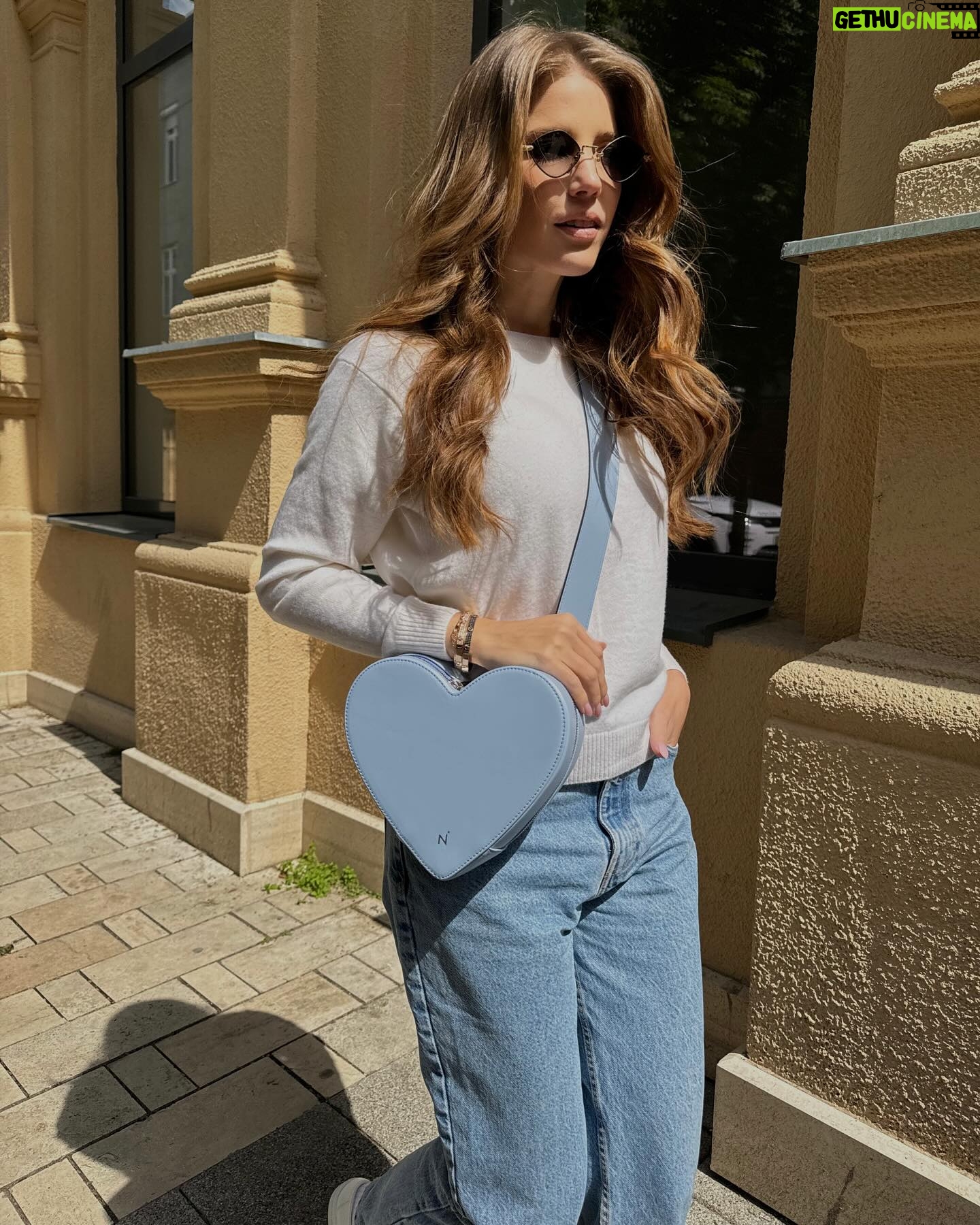 Szabó Zsófi Instagram - Ma gyönyörű volt az idő, az én szívem pedig mindig kék, különösen ebben a hónapban! 💙 Idén NINI egy exkluzív, limitált darabszámú kék színű Love Baggel támogatja az Együtt az Autistákért Alapítvány munkáját, hogy minél szélesebb körben tájékozódjanak az emberek az autizmus spektrum zavar állapotról, ezáltal egy elfogadóbb világot teremtve nekik. A kollekció utolsó darabjai elérhetőek a Nini Boutiqueban és a nini.hu weboldalon. Nini a bevételének egy részéből az alapítvány munkáját támogatja! 🙏🏼 #éniskékvagyok #niniofficial #ninimolnar #lovebag #együttazautistákért