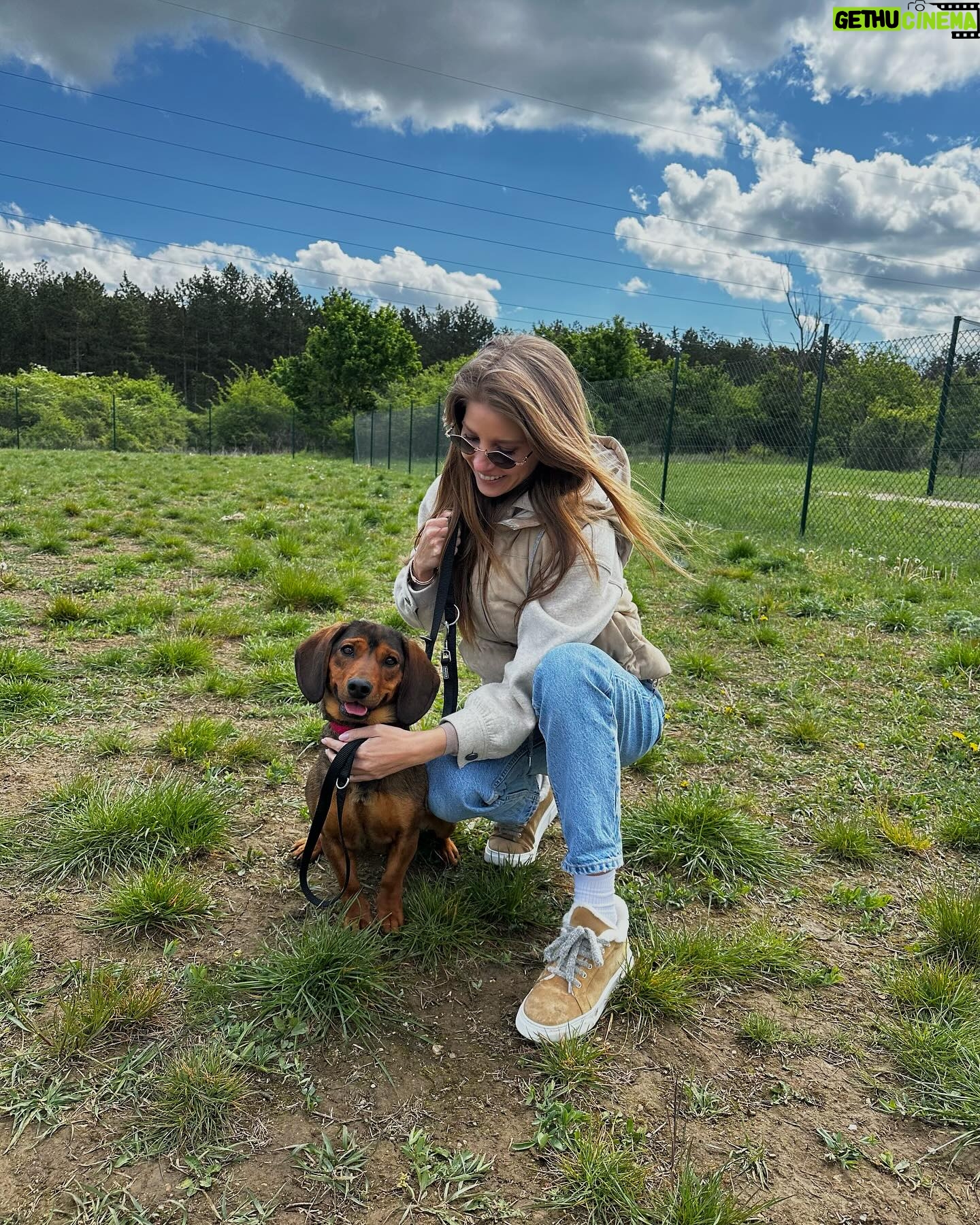 Szabó Zsófi Instagram - Egy fantasztikus napot töltöttünk a kisfiammal Veszprémben! 🤍 Meglátogattuk a @pumiveszpremiallatmenhely lakóit, ahol 30 tüneményes kutya vár gazdára. Minden kutyussal foglakoznak, naponta mozgatják őket a kutyafuttatóban, kivétel nélkül játékosak és mégis fegyelmezettek, szeretetre vágyó igazi társ lehet bármelyik 🙏🏼🤍 Ha nem a saját szememmel látom én sem hiszem el, ezért is nagy élmény személyesen meglátogatni a központot, ahol önkénteskedni is van lehetőség. Szerettem volna ha a kisfiam is látja, mivel és hogyan okozhatunk örömet egyszerre magunknak és négylábú társainknak. Ha pedig már Veszprémben jártunk, meglátogattuk a @veszpremiallatkert et is, köszönjük a csodálatos körbevezetést Török László igazgató úrnak ☺️ Egy életreszóló élménnyel távoztunk 🥰 Veszprém, még visszatérünk! @kozosugyunkazallatvedelem
