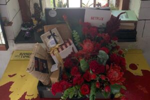 T J Bhanu Instagram - To 🥂Guns & Gulaabs ::)) 
Dhanywaadamlu @rajanddk @netflix_in thank you for good creation, time, & beautiful bouquet. 

Hopefully our smiles will grow more with the love of people for Guns & Gulaabs. As now it’s out on @netflix_in 

Also @dqsalmaan you were unable to make MY kind selfie face! Seri ah 😌

#Guns&gulaabs #2023 #Gulabganj #dehradun #barefeettohighheels #yatra #love #compassion #guns&gulaabs #vaazhl #anbeshivam #tjbhanu #Rasamma #Yatramma #Shasi #Alina #Riya #Devi #Chandralekha #allheartallart  #सितारों_को_आँखो_में_महफ़ूज़_रखना! #magic