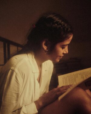 T J Bhanu Instagram - I showed @tarunchouhan_ph one of my fave books. I remember every small lil details of it. Read a few lines again for him.
And while doing that I felt when you read very intently most of the time you start feeling like the character you like… 
Sometimes it’s breezy n sometimes it can hit you like hurricane… 

अलका और कुमार(उपन्यास के किरदार) की कहानी जब पहली बार पढ़ी थी तो समझने की उम्र नहीं थी। अब जब ये कहानी समझ आयी है तो ख़ुद की उम्र का पता लगने लगा है। :)) 
#समय के साथ कुछ कहानियाँ हम में तब्दील होती जाती है। संजोग किंतु सच का घोषणापत्र थामे।
मैं यहाँ लिखने की कोशिश कर कर भी सारा कुछ सारा सच कभी नहीं बता पाऊँगी। 

P.s. last black & white is my personal favourite:)

#2023 #india #bombay #Bandra #library #courtyard #mankiyatraen #yatra #tjbhanu #vaazhl #love #compassion #allheartallart #vaalgavalamudan #सितारों_को_आँखो_में_महफ़ूज़_रखना