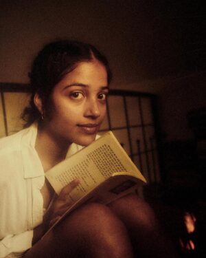 T J Bhanu Instagram - I showed @tarunchouhan_ph one of my fave books. I remember every small lil details of it. Read a few lines again for him.
And while doing that I felt when you read very intently most of the time you start feeling like the character you like… 
Sometimes it’s breezy n sometimes it can hit you like hurricane… 

अलका और कुमार(उपन्यास के किरदार) की कहानी जब पहली बार पढ़ी थी तो समझने की उम्र नहीं थी। अब जब ये कहानी समझ आयी है तो ख़ुद की उम्र का पता लगने लगा है। :)) 
#समय के साथ कुछ कहानियाँ हम में तब्दील होती जाती है। संजोग किंतु सच का घोषणापत्र थामे।
मैं यहाँ लिखने की कोशिश कर कर भी सारा कुछ सारा सच कभी नहीं बता पाऊँगी। 

P.s. last black & white is my personal favourite:)

#2023 #india #bombay #Bandra #library #courtyard #mankiyatraen #yatra #tjbhanu #vaazhl #love #compassion #allheartallart #vaalgavalamudan #सितारों_को_आँखो_में_महफ़ूज़_रखना