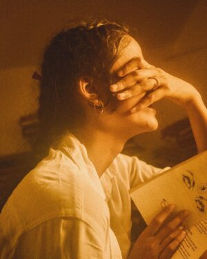 T J Bhanu Instagram - I showed @tarunchouhan_ph one of my fave books. I remember every small lil details of it. Read a few lines again for him.
And while doing that I felt when you read very intently most of the time you start feeling like the character you like… 
Sometimes it’s breezy n sometimes it can hit you like hurricane… 

अलका और कुमार(उपन्यास के किरदार) की कहानी जब पहली बार पढ़ी थी तो समझने की उम्र नहीं थी। अब जब ये कहानी समझ आयी है तो ख़ुद की उम्र का पता लगने लगा है। :)) 
#समय के साथ कुछ कहानियाँ हम में तब्दील होती जाती है। संजोग किंतु सच का घोषणापत्र थामे।
मैं यहाँ लिखने की कोशिश कर कर भी सारा कुछ सारा सच कभी नहीं बता पाऊँगी। 

P.s. last black & white is my personal favourite:)

#2023 #india #bombay #Bandra #library #courtyard #mankiyatraen #yatra #tjbhanu #vaazhl #love #compassion #allheartallart #vaalgavalamudan #सितारों_को_आँखो_में_महफ़ूज़_रखना