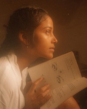 T J Bhanu Instagram - I showed @tarunchouhan_ph one of my fave books. I remember every small lil details of it. Read a few lines again for him.
And while doing that I felt when you read very intently most of the time you start feeling like the character you like… 
Sometimes it’s breezy n sometimes it can hit you like hurricane… 

अलका और कुमार(उपन्यास के किरदार) की कहानी जब पहली बार पढ़ी थी तो समझने की उम्र नहीं थी। अब जब ये कहानी समझ आयी है तो ख़ुद की उम्र का पता लगने लगा है। :)) 
#समय के साथ कुछ कहानियाँ हम में तब्दील होती जाती है। संजोग किंतु सच का घोषणापत्र थामे।
मैं यहाँ लिखने की कोशिश कर कर भी सारा कुछ सारा सच कभी नहीं बता पाऊँगी। 

P.s. last black & white is my personal favourite:)

#2023 #india #bombay #Bandra #library #courtyard #mankiyatraen #yatra #tjbhanu #vaazhl #love #compassion #allheartallart #vaalgavalamudan #सितारों_को_आँखो_में_महफ़ूज़_रखना