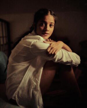 T J Bhanu Instagram - I showed @tarunchouhan_ph one of my fave books. I remember every small lil details of it. Read a few lines again for him.
And while doing that I felt when you read very intently most of the time you start feeling like the character you like… 
Sometimes it’s breezy n sometimes it can hit you like hurricane… 

अलका और कुमार(उपन्यास के किरदार) की कहानी जब पहली बार पढ़ी थी तो समझने की उम्र नहीं थी। अब जब ये कहानी समझ आयी है तो ख़ुद की उम्र का पता लगने लगा है। :)) 
#समय के साथ कुछ कहानियाँ हम में तब्दील होती जाती है। संजोग किंतु सच का घोषणापत्र थामे।
मैं यहाँ लिखने की कोशिश कर कर भी सारा कुछ सारा सच कभी नहीं बता पाऊँगी। 

P.s. last black & white is my personal favourite:)

#2023 #india #bombay #Bandra #library #courtyard #mankiyatraen #yatra #tjbhanu #vaazhl #love #compassion #allheartallart #vaalgavalamudan #सितारों_को_आँखो_में_महफ़ूज़_रखना