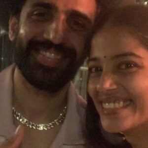 T J Bhanu Instagram - To 🥂Guns & Gulaabs ::)) 
Dhanywaadamlu @rajanddk @netflix_in thank you for good creation, time, & beautiful bouquet. 

Hopefully our smiles will grow more with the love of people for Guns & Gulaabs. As now it’s out on @netflix_in 

Also @dqsalmaan you were unable to make MY kind selfie face! Seri ah 😌

#Guns&gulaabs #2023 #Gulabganj #dehradun #barefeettohighheels #yatra #love #compassion #guns&gulaabs #vaazhl #anbeshivam #tjbhanu #Rasamma #Yatramma #Shasi #Alina #Riya #Devi #Chandralekha #allheartallart  #सितारों_को_आँखो_में_महफ़ूज़_रखना! #magic