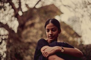 T J Bhanu Instagram - The beauty of random simple life. 
कितनी अजीब बात है ना बहुत से ख़यालों, मुखभावों और तस्वीरों की सोच में जो शामिल होते हैं अक्सर वो ही इस बात से अनभिज्ञ होते हैं

📸 by @tarunchouhan_ph shot a random day 

P.s. 5th picture is my personal favourite.

#december #2022 #india #bombay #Bandra #window #mankiyatraen #yatra #tjbhanu #vaazhl #love #compassion #allheartallart #vaalgavalamudan #सितारों_को_आँखो_में_महफ़ूज़_रखना