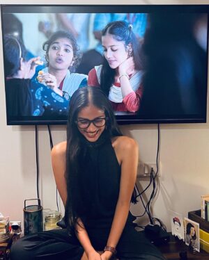T J Bhanu Instagram - This girl never thought that someday she also had to take a picture like this. Saying something she is part of and That show Like #Modern LOVE Chennai is now Out on @primevideoin :)) 
Please watch it and let us know what You FEEL.. 
Well These stories of Love will remind you of Love and every other memories that comes with it, even loss of it (watch out for last episode) 💙🏡

Also thanks @atika.chohan @khamkhaphotoartist for the Photos and house 🏡 courtesy and @smritikiran (2nd photo) for keeping our Ott release picture ritual alive 

#Catharsis #2023 #chennai #may18 #Imaigal #tjbhanu #vaazhl #yatra #barefeettohighheels #love #compassion #Devi #allheartallart #bombay #सितारों_को_आँखो_में_महफ़ूज़_रखना 

And yes so much love to this team and every other person who was on set. 🙏🏾
@tylerdurdenandkinofist @dir_bharathiraja #Ilaiyaraaja @itsyuvan  #BalajiSakthivel #RajuMurugan @krishnakumarramakumar @Akshay.Sundher #Thiagarajankumararaja @gvprakash  @rseanroldan @ashokselvan @rituvarma @ramyanambessan @actorkishore @wamiqagabbi @thepb.official #Sathyaraj @ezhilmadhi16 @gopiprasannaa @la_sanju @sheng.official @krishdayal @thisispriyamali @tjbhanu @shivanipanneerselvam @gouripriyareddyy @vasudevan_97 @ivasuuu @ramkumarprasanna @samyukthaviswanathan @pawanalex @aniiruth_kanakarajan @vagu_mazan @itsvg @monisha.blessy @singerchristopherstanley @ananya_bhat_official @sonymusic_south @Sharan_munna18 @aravindnaga.in