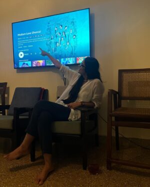 T J Bhanu Instagram - This girl never thought that someday she also had to take a picture like this. Saying something she is part of and That show Like #Modern LOVE Chennai is now Out on @primevideoin :)) 
Please watch it and let us know what You FEEL.. 
Well These stories of Love will remind you of Love and every other memories that comes with it, even loss of it (watch out for last episode) 💙🏡

Also thanks @atika.chohan @khamkhaphotoartist for the Photos and house 🏡 courtesy and @smritikiran (2nd photo) for keeping our Ott release picture ritual alive 

#Catharsis #2023 #chennai #may18 #Imaigal #tjbhanu #vaazhl #yatra #barefeettohighheels #love #compassion #Devi #allheartallart #bombay #सितारों_को_आँखो_में_महफ़ूज़_रखना 

And yes so much love to this team and every other person who was on set. 🙏🏾
@tylerdurdenandkinofist @dir_bharathiraja #Ilaiyaraaja @itsyuvan  #BalajiSakthivel #RajuMurugan @krishnakumarramakumar @Akshay.Sundher #Thiagarajankumararaja @gvprakash  @rseanroldan @ashokselvan @rituvarma @ramyanambessan @actorkishore @wamiqagabbi @thepb.official #Sathyaraj @ezhilmadhi16 @gopiprasannaa @la_sanju @sheng.official @krishdayal @thisispriyamali @tjbhanu @shivanipanneerselvam @gouripriyareddyy @vasudevan_97 @ivasuuu @ramkumarprasanna @samyukthaviswanathan @pawanalex @aniiruth_kanakarajan @vagu_mazan @itsvg @monisha.blessy @singerchristopherstanley @ananya_bhat_official @sonymusic_south @Sharan_munna18 @aravindnaga.in