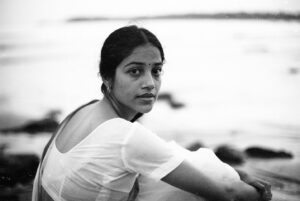 T J Bhanu Instagram - I remember saying this during ‘The Forgotten Army’ promotions that ‘Displaced people belong to nowhere’
Because their own search can’t bring back What they lost in the past which was once present In, For or with them.. 
And then I look at this vast Bombay, It feels like 
This City’s Unofficial Moto is ‘for displaced people’

#Nine years of knowing Bombay’s World

📸 @tarunchouhan_ph documented this Bombay evening 

P.s. The last photo is my personal favourite.

#2022 #india #bombay #mankiyatraen #yatra #tjbhanu #vaazhl #love #compassion #allheartallart #vaalgavalamudan #सितारों_को_आँखो_में_महफ़ूज़_रखना