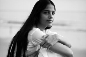 T J Bhanu Instagram - I remember saying this during ‘The Forgotten Army’ promotions that ‘Displaced people belong to nowhere’
Because their own search can’t bring back What they lost in the past which was once present In, For or with them.. 
And then I look at this vast Bombay, It feels like 
This City’s Unofficial Moto is ‘for displaced people’

#Nine years of knowing Bombay’s World

📸 @tarunchouhan_ph documented this Bombay evening 

P.s. The last photo is my personal favourite.

#2022 #india #bombay #mankiyatraen #yatra #tjbhanu #vaazhl #love #compassion #allheartallart #vaalgavalamudan #सितारों_को_आँखो_में_महफ़ूज़_रखना