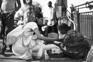 T J Bhanu Instagram - I remember saying this during ‘The Forgotten Army’ promotions that ‘Displaced people belong to nowhere’
Because their own search can’t bring back What they lost in the past which was once present In, For or with them.. 
And then I look at this vast Bombay, It feels like 
This City’s Unofficial Moto is ‘for displaced people’

#Nine years of knowing Bombay’s World

📸 @tarunchouhan_ph documented this Bombay evening 

P.s. The last photo is my personal favourite.

#2022 #india #bombay #mankiyatraen #yatra #tjbhanu #vaazhl #love #compassion #allheartallart #vaalgavalamudan #सितारों_को_आँखो_में_महफ़ूज़_रखना