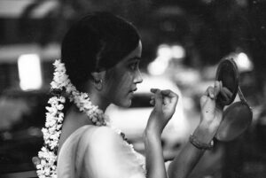 T J Bhanu Instagram - I remember saying this during ‘The Forgotten Army’ promotions that ‘Displaced people belong to nowhere’
Because their own search can’t bring back What they lost in the past which was once present In, For or with them.. 
And then I look at this vast Bombay, It feels like 
This City’s Unofficial Moto is ‘for displaced people’

#Nine years of knowing Bombay’s World

📸 @tarunchouhan_ph documented this Bombay evening 

P.s. The last photo is my personal favourite.

#2022 #india #bombay #mankiyatraen #yatra #tjbhanu #vaazhl #love #compassion #allheartallart #vaalgavalamudan #सितारों_को_आँखो_में_महफ़ूज़_रखना