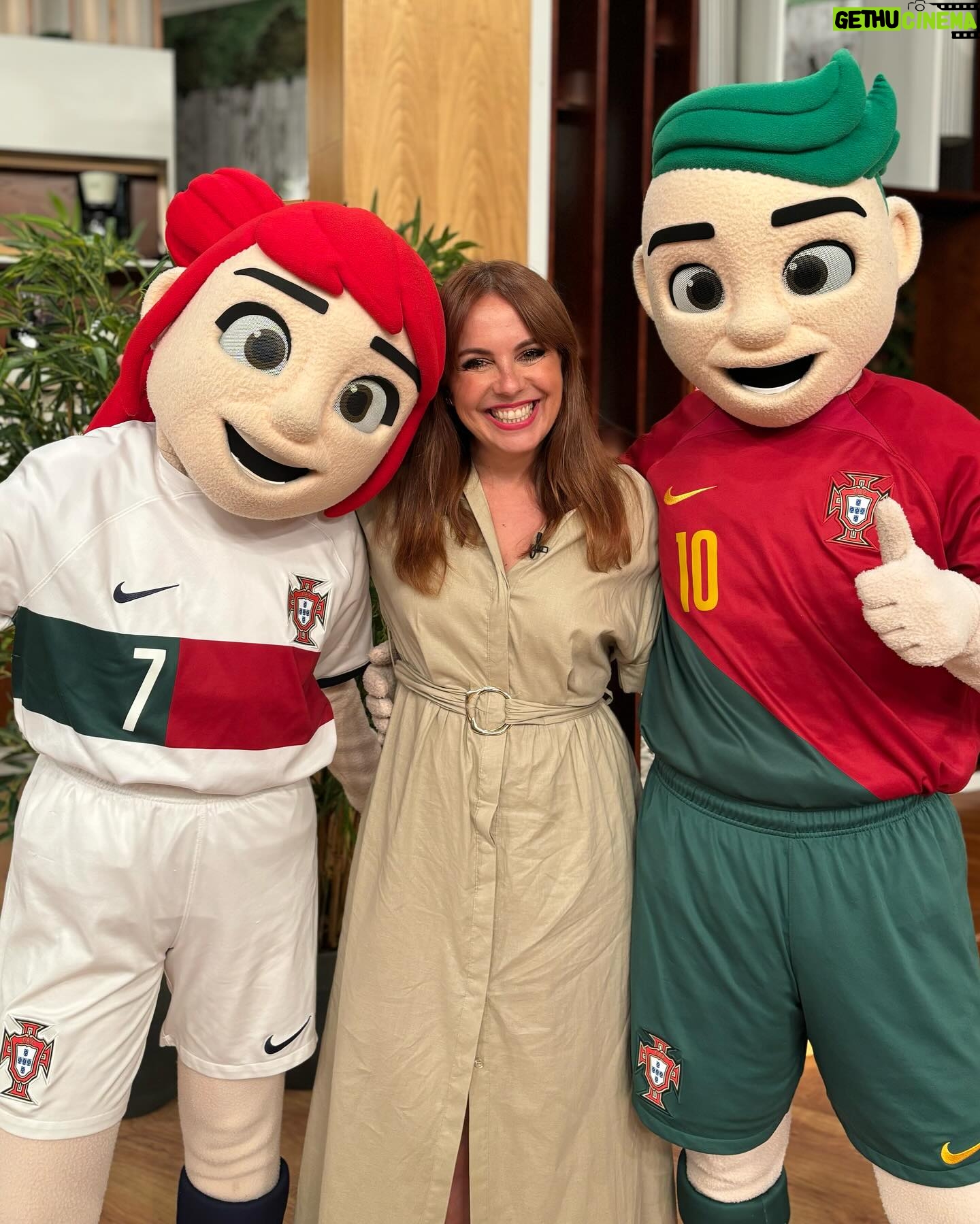 Tânia Ribas de Oliveira Instagram - Bom fim-de-semana, da Tânia e dos nossos convidados especiais de hoje - os @superquinas! 🤩 A Bia e o João são as Mascotes Oficiais da Federação Portuguesa de Futebol ⚽️