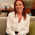 Tânia Ribas de Oliveira Instagram - Sabia que a Sofia Nicholson trabalhou como hospedeira de bordo e era colega da mãe da Tânia? 😮 Hoje, viajámos desde a sua infância até ao presente, através das fotografias da sua vida! 😍📸 Se for ver a peça “Terror e Miséria no Terceiro Reich”, que está em cena no Teatro Armando Cortez até dia 13 de abril, pode confirmar que a representação está nos genes da querida Sofia 😉🎭
