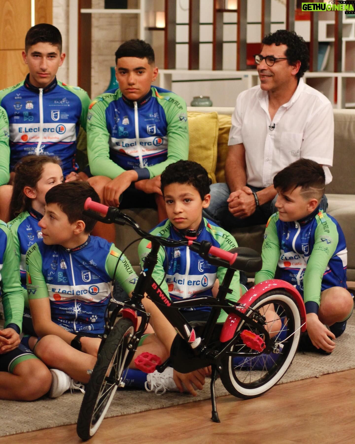 Tânia Ribas de Oliveira Instagram - Hoje, a Tânia ganhou mais duas filhas 😁 São as queridas Alice e Lara, que fazem parte da Escola de Ciclismo EcoSprint, das Caldas da Rainha 👏🚴♀️ Estes jovens atletas, homenagearam o seu treinador Zé Pedro Fernandes, que os ajuda e motiva diariamente 🥰 Zé Pedro é apaixonado por esta modalidade desde sempre, mas teve um acidente que o impediu de continuar na alta competição. No entanto, não desistiu do Ciclismo e, em 2009, criou esta Escola 🤩🙌
