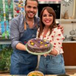 Tânia Ribas de Oliveira Instagram - Se viu o fim do programa de hoje, sabe que a Tânia chamou a este bolo “Sporting” 😂🦁 Pode rever o momento na nossa história! E, para além deste bolo de chocolate surpresa estar lindo, estava uma autêntica delícia! 🤤🌸 O mais difícil foi parar de comer! 🤭 Não só o bolo, mas todos os pratos que o nosso Chefinho preparou com conservas 😋 Para a semana há mais! 😍