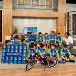 Tânia Ribas de Oliveira Instagram – Hoje, a Tânia ganhou mais duas filhas 😁 São as queridas Alice e Lara, que fazem parte da Escola de Ciclismo EcoSprint, das Caldas da Rainha 👏🚴‍♀️ Estes jovens atletas, homenagearam o seu treinador Zé Pedro Fernandes, que os ajuda e motiva diariamente 🥰 Zé Pedro é apaixonado por esta modalidade desde sempre, mas teve um acidente que o impediu de continuar na alta competição. No entanto, não desistiu do Ciclismo e, em 2009, criou esta Escola 🤩🙌
