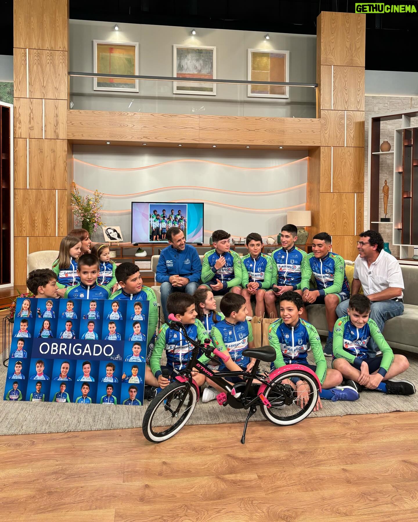 Tânia Ribas de Oliveira Instagram - Hoje, a Tânia ganhou mais duas filhas 😁 São as queridas Alice e Lara, que fazem parte da Escola de Ciclismo EcoSprint, das Caldas da Rainha 👏🚴♀️ Estes jovens atletas, homenagearam o seu treinador Zé Pedro Fernandes, que os ajuda e motiva diariamente 🥰 Zé Pedro é apaixonado por esta modalidade desde sempre, mas teve um acidente que o impediu de continuar na alta competição. No entanto, não desistiu do Ciclismo e, em 2009, criou esta Escola 🤩🙌