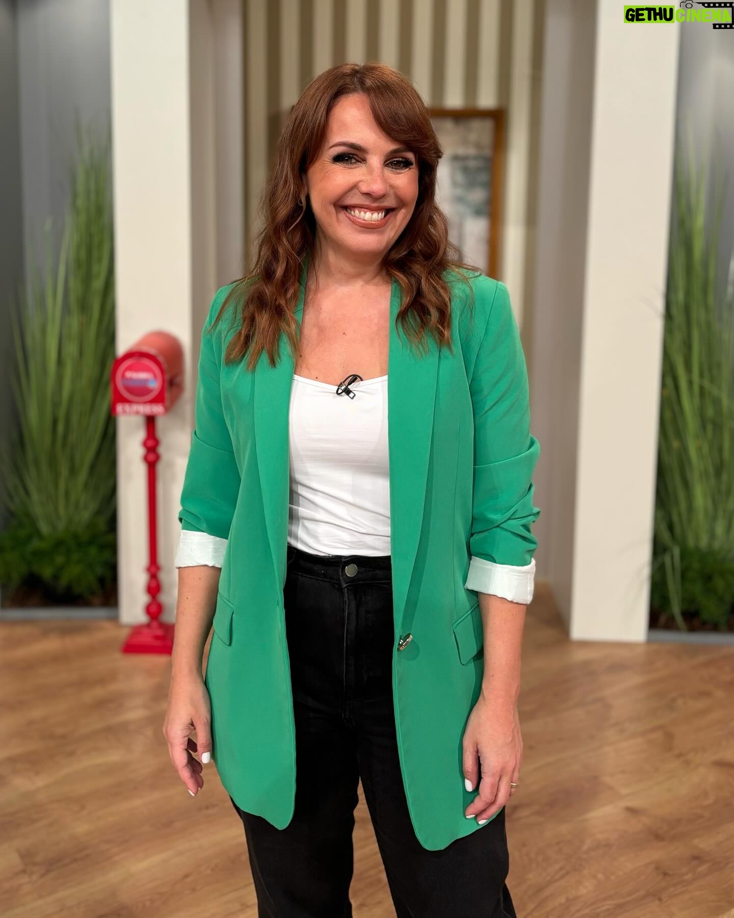 Tânia Ribas de Oliveira Instagram - Consegue adivinhar porque é que a Tânia está com este sorriso de orelha a orelha e com este blazer? 🤭 Está radiante e deseja-lhe uma semana maravilhosa 🤗💚