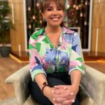 Tânia Ribas de Oliveira Instagram - Boa tarde, já estamos no ar com o Paulo de Carvalho para uma conversa Olhos nos Olhos 🥰