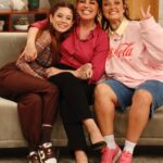 Tânia Ribas de Oliveira Instagram - Sabia que a Bárbara Tinoco e a Carolina Deslandes também são atrizes? 😮 As duas cantoras são agora protagonistas do musical “A Madrugada Que Eu Esperava”, do qual também são autoras! 👏 Este musical celebra o 25 de abril e os seus 50 anos, através de uma história de amor passada antes da revolução ❤️ Pode vê-lo em Lisboa, até dia 28 de abril, no @teatromariamatos e no Porto, dia 30 e 31 de maio, no @coliseuportoageas, não perca! 🙌 P.S.: Na última fotografia, pode ver a Bárbara, a Tânia e a Carolina a tentarem fazer corações com as mãos 😂🫶