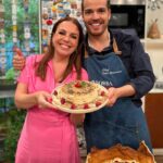 Tânia Ribas de Oliveira Instagram - Como amanhã é feriado, o nosso Chefinho veio já hoje 😍 Foi dia de receitas saudáveis e sustentáveis, mas o Fábio não podia deixar de trazer a sua surpresa: este Bolo de Bolacha delicioso! 🤭😋 E claro que também fez várias receitas que não estavam no alinhamento 😂 Até quinta-feira! 😘