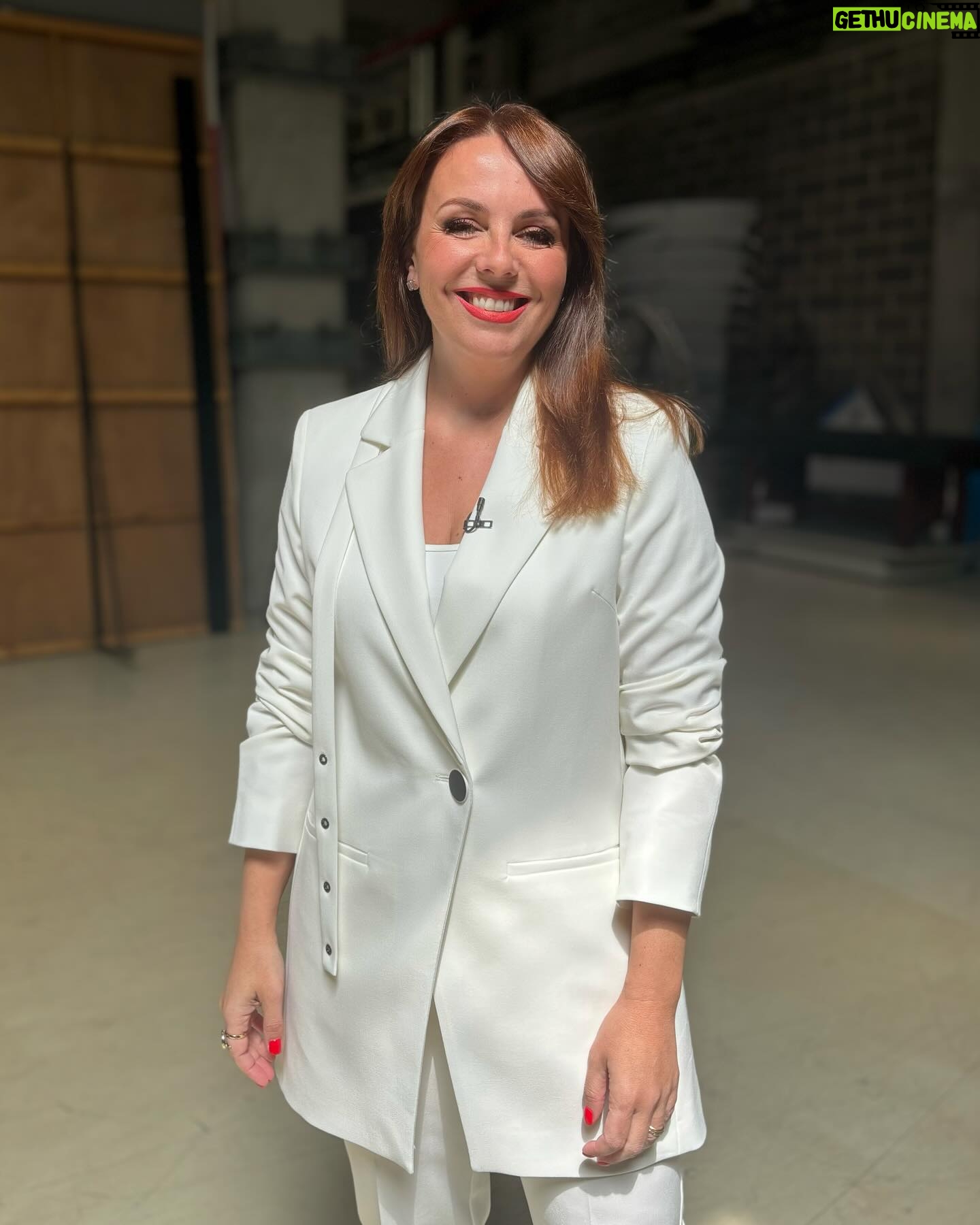 Tânia Ribas de Oliveira Instagram - Boa tarde e boa semana a todos! 🤍 Agora, o nosso programa começa às 15:20, até já 🤗