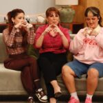 Tânia Ribas de Oliveira Instagram - Sabia que a Bárbara Tinoco e a Carolina Deslandes também são atrizes? 😮 As duas cantoras são agora protagonistas do musical “A Madrugada Que Eu Esperava”, do qual também são autoras! 👏 Este musical celebra o 25 de abril e os seus 50 anos, através de uma história de amor passada antes da revolução ❤️ Pode vê-lo em Lisboa, até dia 28 de abril, no @teatromariamatos e no Porto, dia 30 e 31 de maio, no @coliseuportoageas, não perca! 🙌 P.S.: Na última fotografia, pode ver a Bárbara, a Tânia e a Carolina a tentarem fazer corações com as mãos 😂🫶