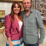 Tânia Ribas de Oliveira Instagram - O autor, compositor e cantor Carlos Mendes nasceu com a música a correr-lhe nas veias 🤩🎶 Fundou os Sheiks e venceu duas vezes o Festival da Canção 👏 Agora, celebra “60 Anos de Canções” com um concerto no @novoatico, no Porto, já este domingo dia 12 e outro no @parquemayer100, em Lisboa, dia 18 de maio 🥳 Hoje, tivemos o prazer de fazer uma viagem com este senhor, pela sua vida 🥰 (Re)veja esta conversa na @rtpplay 📺
