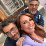 Tânia Ribas de Oliveira Instagram - Hoje, o nosso querido Malato e o Nuno Galopim vieram despedir-se de nós antes de irem para a Suécia amanhã! 🤩✈️🇸🇪 Fazer o quê? Comentar o Festival Eurovisão da Canção, claro! 🎙️🎶 A primeira semifinal, na qual a @iolandamusic vai participar, é já na próxima terça-feira, dia 7, às 20h 🥳 Não perca!