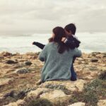 Tânia Ribas de Oliveira Instagram - Ainda eram pequeninos e já sabiam onde a família se sentia em casa ( o tamanho do Tomás 🥹). Junto ao mar, ao colo da menina do mar. Nos meus braços: o mundo . ❤️ I am stuck on you ‘till the end.
