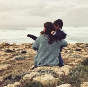 Tânia Ribas de Oliveira Instagram - Ainda eram pequeninos e já sabiam onde a família se sentia em casa ( o tamanho do Tomás 🥹). Junto ao mar, ao colo da menina do mar. Nos meus braços: o mundo . ❤️ I am stuck on you ‘till the end.