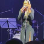 Tóth Gabriella Instagram - Tegnap Szécsi Pál és Cserháti Zsuzsa emlékkoncert volt! Ezeket a nagyon színvonalas koncerteket Mujahid Zoli barátom és tesóm , Vera szokták színpadra vinni! Tegnap reggel hívott Vera, hogy sajnos teljesen elment a hangja, ami nem szokott előfordulni vele! Megkért, hogy lépjek fel helyette.. 😱 Egy családi ebédre voltunk hivatalosak Hannikával 😅✌🏻.. Gyors újratervezés, elővettem valami elegánsabb ruhát, bepakoltam Hannikának az útra egy “túlélőcsomagot” ,mert hirtelen senki sem tudott vigyázni rá, szóval jött velem..😅🙌 Sok dal volt, nehéz dalok, amiket soha nem énekeltem még , így az úton tanulgattam ezeket a nem könnyű nótákat😅! Ezt az egyet énekeltem még a Sztárban Sztár színpadán kb 8 évvel ezelőtt.. Nagyon izgultam, mert nem ismertem a szövegeket sem, a hangszerelést sem,csak amennyit hallottam még régebben ezekből a koncertekből! A zenekar ès Zoli is nagyon profik és segítettek mindenben! Figyeltünk egymásra és együtt “rezegtünk” nagyon köszönöm a bizalmat nekik, mert teljesen “vakon voltam”😅❤️ Hálás vagyok , hogy elénekelhettem ezeket a csodás Cserháti Zsuzsa dalokat! Köszönöm a közönség bizalmát! Tesókámnak jobbulást @tothveraofficial :) @mujahidzoltan nagyon profi és emelkedett műsort raktatok össze🙌🥰