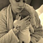 Tóth Gabriella Instagram - Világkép lettem, kettőnk őshajnalán. A Nap, mely még körülötted kering. Világosságot és sötétséget hozok, ünnepeket és esztendőket jelzek, látom, hogyan tündökölsz, ha rád vetem fényem. Illat lettem. Mély, álomtalan álmot hozó kipárolgás a párnán. Egy, az éjszaka árnyai közül. Mindegy, hogy falakra vagy életedre vetülök, Te mégsem félsz, ezer közül is megismered formám. Tudod, hogy ilyen alakot, csak az ősbizalom ölthet. Én lettem a tér, melyben létezel, de a körülötte lévő fal is. Hová toljam magam? Milyen messzire? Mire tanítsalak vele? Megmászni vagy megütközni? Időtállóra vakolni vagy földig bontani? Kell-e még tégla a holnap házába? Van, hogy kis felhő vagyok, Te pedig záporom. Könnyeinkkel, együtt öntözzük a földet. Talán olyan virág nő helyén, melyet én sem ismerek. Talán ha nagy leszel, egy szálat őrzöl majd a kedvenc könyved lapjai között. És én lettem a lélegzet. Néha megakadt és visszafojtott, néha a felbukkanás utáni első, mely újból megtölti tüdőd, néha a bőrön lecsapódó, meleg és puha szuszogás. Anya, én akartam lenni. A többivé, Te tettél. Isten éltesse az anyákat🙌 @fonoasszony ❤️🙌 Gyönyörűen leírtad❤️