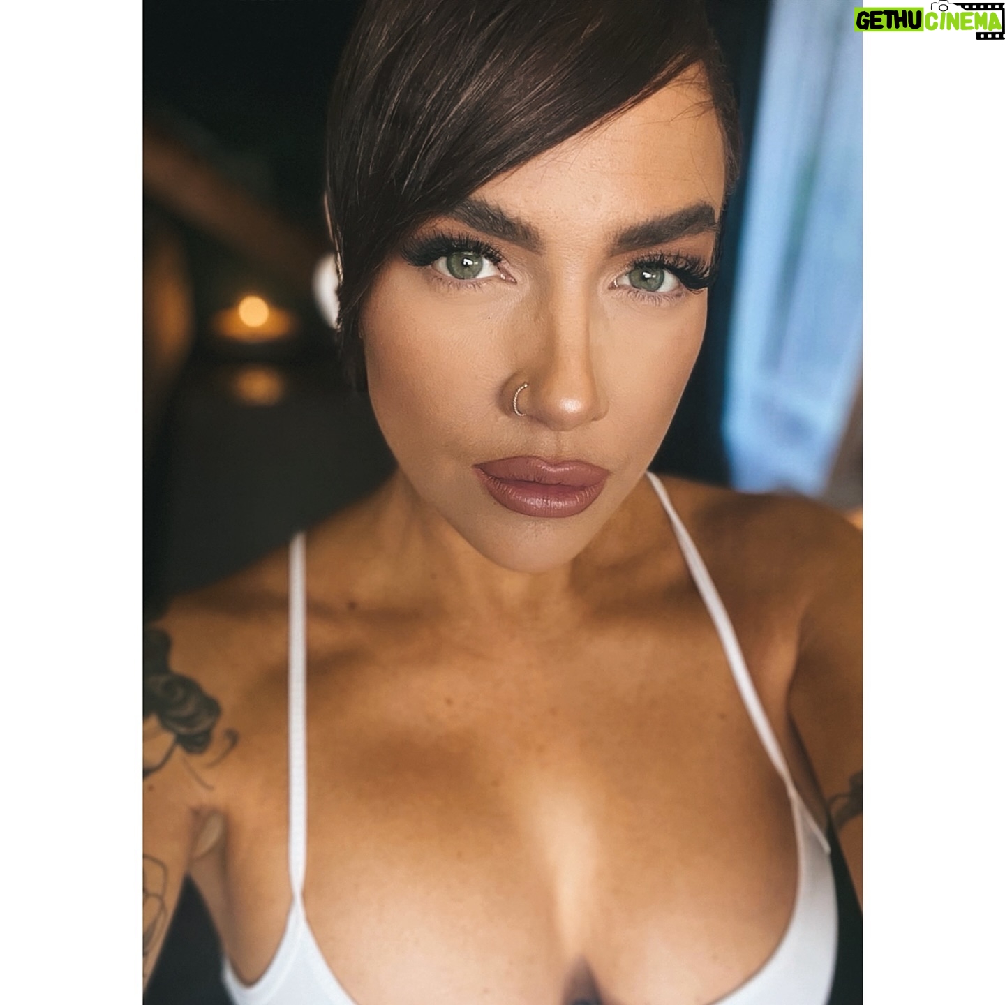 Tóth Gabriella Instagram - Az empátia különös és hatalmas dolog. Nincs kész forgatókönyv rá. Nincs helyes és helytelen módszer. Egyszerűen figyelni kell, kitölteni a teret, visszafogni az ítélkezést, érzelmileg kapcsolódni a másikhoz, és átadni a csodálatos gyógyító erejű üzenetet: nem vagy egyedül. #BrenéBrown