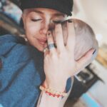 Tóth Gabriella Instagram - Világkép lettem, kettőnk őshajnalán. A Nap, mely még körülötted kering. Világosságot és sötétséget hozok, ünnepeket és esztendőket jelzek, látom, hogyan tündökölsz, ha rád vetem fényem. Illat lettem. Mély, álomtalan álmot hozó kipárolgás a párnán. Egy, az éjszaka árnyai közül. Mindegy, hogy falakra vagy életedre vetülök, Te mégsem félsz, ezer közül is megismered formám. Tudod, hogy ilyen alakot, csak az ősbizalom ölthet. Én lettem a tér, melyben létezel, de a körülötte lévő fal is. Hová toljam magam? Milyen messzire? Mire tanítsalak vele? Megmászni vagy megütközni? Időtállóra vakolni vagy földig bontani? Kell-e még tégla a holnap házába? Van, hogy kis felhő vagyok, Te pedig záporom. Könnyeinkkel, együtt öntözzük a földet. Talán olyan virág nő helyén, melyet én sem ismerek. Talán ha nagy leszel, egy szálat őrzöl majd a kedvenc könyved lapjai között. És én lettem a lélegzet. Néha megakadt és visszafojtott, néha a felbukkanás utáni első, mely újból megtölti tüdőd, néha a bőrön lecsapódó, meleg és puha szuszogás. Anya, én akartam lenni. A többivé, Te tettél. Isten éltesse az anyákat🙌 @fonoasszony ❤️🙌 Gyönyörűen leírtad❤️