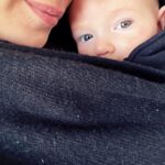 Tóth Gabriella Instagram - Világkép lettem, kettőnk őshajnalán. A Nap, mely még körülötted kering. Világosságot és sötétséget hozok, ünnepeket és esztendőket jelzek, látom, hogyan tündökölsz, ha rád vetem fényem. Illat lettem. Mély, álomtalan álmot hozó kipárolgás a párnán. Egy, az éjszaka árnyai közül. Mindegy, hogy falakra vagy életedre vetülök, Te mégsem félsz, ezer közül is megismered formám. Tudod, hogy ilyen alakot, csak az ősbizalom ölthet. Én lettem a tér, melyben létezel, de a körülötte lévő fal is. Hová toljam magam? Milyen messzire? Mire tanítsalak vele? Megmászni vagy megütközni? Időtállóra vakolni vagy földig bontani? Kell-e még tégla a holnap házába? Van, hogy kis felhő vagyok, Te pedig záporom. Könnyeinkkel, együtt öntözzük a földet. Talán olyan virág nő helyén, melyet én sem ismerek. Talán ha nagy leszel, egy szálat őrzöl majd a kedvenc könyved lapjai között. És én lettem a lélegzet. Néha megakadt és visszafojtott, néha a felbukkanás utáni első, mely újból megtölti tüdőd, néha a bőrön lecsapódó, meleg és puha szuszogás. Anya, én akartam lenni. A többivé, Te tettél. Isten éltesse az anyákat🙌 @fonoasszony ❤️🙌 Gyönyörűen leírtad❤️