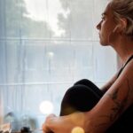 Tóth Gabriella Instagram - Világkép lettem, kettőnk őshajnalán. A Nap, mely még körülötted kering. Világosságot és sötétséget hozok, ünnepeket és esztendőket jelzek, látom, hogyan tündökölsz, ha rád vetem fényem. Illat lettem. Mély, álomtalan álmot hozó kipárolgás a párnán. Egy, az éjszaka árnyai közül. Mindegy, hogy falakra vagy életedre vetülök, Te mégsem félsz, ezer közül is megismered formám. Tudod, hogy ilyen alakot, csak az ősbizalom ölthet. Én lettem a tér, melyben létezel, de a körülötte lévő fal is. Hová toljam magam? Milyen messzire? Mire tanítsalak vele? Megmászni vagy megütközni? Időtállóra vakolni vagy földig bontani? Kell-e még tégla a holnap házába? Van, hogy kis felhő vagyok, Te pedig záporom. Könnyeinkkel, együtt öntözzük a földet. Talán olyan virág nő helyén, melyet én sem ismerek. Talán ha nagy leszel, egy szálat őrzöl majd a kedvenc könyved lapjai között. És én lettem a lélegzet. Néha megakadt és visszafojtott, néha a felbukkanás utáni első, mely újból megtölti tüdőd, néha a bőrön lecsapódó, meleg és puha szuszogás. Anya, én akartam lenni. A többivé, Te tettél. Isten éltesse az anyákat🙌 @fonoasszony ❤️🙌 Gyönyörűen leírtad❤️