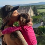 Tóth Gabriella Instagram - Világkép lettem, kettőnk őshajnalán. A Nap, mely még körülötted kering. Világosságot és sötétséget hozok, ünnepeket és esztendőket jelzek, látom, hogyan tündökölsz, ha rád vetem fényem. Illat lettem. Mély, álomtalan álmot hozó kipárolgás a párnán. Egy, az éjszaka árnyai közül. Mindegy, hogy falakra vagy életedre vetülök, Te mégsem félsz, ezer közül is megismered formám. Tudod, hogy ilyen alakot, csak az ősbizalom ölthet. Én lettem a tér, melyben létezel, de a körülötte lévő fal is. Hová toljam magam? Milyen messzire? Mire tanítsalak vele? Megmászni vagy megütközni? Időtállóra vakolni vagy földig bontani? Kell-e még tégla a holnap házába? Van, hogy kis felhő vagyok, Te pedig záporom. Könnyeinkkel, együtt öntözzük a földet. Talán olyan virág nő helyén, melyet én sem ismerek. Talán ha nagy leszel, egy szálat őrzöl majd a kedvenc könyved lapjai között. És én lettem a lélegzet. Néha megakadt és visszafojtott, néha a felbukkanás utáni első, mely újból megtölti tüdőd, néha a bőrön lecsapódó, meleg és puha szuszogás. Anya, én akartam lenni. A többivé, Te tettél. Isten éltesse az anyákat🙌 @fonoasszony ❤️🙌 Gyönyörűen leírtad❤️