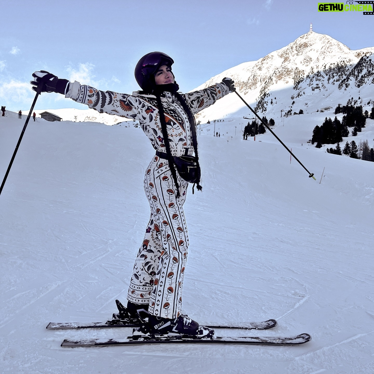 Tóth Gabriella Instagram - Felemelő érzés szembenézni a félelmeinkkel⛷️ Legyőztem egy régi traumát és most egyszerűen csak boldog vagyok! Itt tanultam meg síelni és ide tértem vissza 12 év után❄️ Csodálatos ez a hely! Amúgy Obertauern Ausztria leghóbiztosabb sí üdülőhelye! Az örök hó birodalma 😌 Budapesttől autóval jó 5 óra mindössze És 100 kilométeres a pályarendszere A szórakozóhelyekről nem is beszélve😅✌🏻⛷️ #reklam