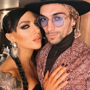 Tóth Gabriella Instagram - Az első érzés, amit meg tudtam fogalmazni veled kapcsolatban és ki mertem mondani magamnak is, hogy: Milyen szépen bánsz velem! 
Köszönöm, hogy a legsötétebb pillanatokban is láttál engem és mellettem voltál, amikor oly kevesen! 
Jó, hogy megszülettél❤️😜 Köszi a szüleidnek😅❤️
Sz…🫳🏻🥰
Isten éltessen @pappmatebence ❤️