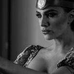 Tóth Gabriella Instagram - Világkép lettem, kettőnk őshajnalán. A Nap, mely még körülötted kering. Világosságot és sötétséget hozok, ünnepeket és esztendőket jelzek, látom, hogyan tündökölsz, ha rád vetem fényem. Illat lettem. Mély, álomtalan álmot hozó kipárolgás a párnán. Egy, az éjszaka árnyai közül. Mindegy, hogy falakra vagy életedre vetülök, Te mégsem félsz, ezer közül is megismered formám. Tudod, hogy ilyen alakot, csak az ősbizalom ölthet. Én lettem a tér, melyben létezel, de a körülötte lévő fal is. Hová toljam magam? Milyen messzire? Mire tanítsalak vele? Megmászni vagy megütközni? Időtállóra vakolni vagy földig bontani? Kell-e még tégla a holnap házába? Van, hogy kis felhő vagyok, Te pedig záporom. Könnyeinkkel, együtt öntözzük a földet. Talán olyan virág nő helyén, melyet én sem ismerek. Talán ha nagy leszel, egy szálat őrzöl majd a kedvenc könyved lapjai között. És én lettem a lélegzet. Néha megakadt és visszafojtott, néha a felbukkanás utáni első, mely újból megtölti tüdőd, néha a bőrön lecsapódó, meleg és puha szuszogás. Anya, én akartam lenni. A többivé, Te tettél. Isten éltesse az anyákat🙌 @fonoasszony ❤️🙌 Gyönyörűen leírtad❤️