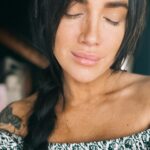 Tóth Gabriella Instagram - Radnóti Miklós: Hasonlatok Olyan vagy, mint egy suttogó faág, ha rámhajolsz, s rejtelmes ízű vagy, olyan vagy, mint a mák, s akár a folyton gyűrűző idő, oly izgató vagy, s olyan megnyugtató, mint sír felett a kő, olyan vagy, mint egy vélem nőtt barát, s nem ismerem ma sem egészen még nehéz hajadnak illatát, és kék vagy olykor s félek, el ne hagyj, csavargó, nyurga füst – és néha félek tőled én, ha villámszínű vagy, s mint napsütötte égiháború: sötétarany,- ha megharagszol, ép oly vagy, mint az ú, mélyhangu, hosszan zengő és sötét, s ilyenkor én mosolyból fényes hurkokat rajzolgatok köréd. #költészetnapja🌿✨