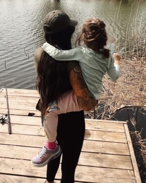 Tóth Gabriella Instagram - Világkép lettem, kettőnk őshajnalán. A Nap, mely még körülötted kering. Világosságot és sötétséget hozok, ünnepeket és esztendőket jelzek, látom, hogyan tündökölsz, ha rád vetem fényem.

Illat lettem. Mély, álomtalan álmot hozó kipárolgás a párnán. Egy, az éjszaka árnyai közül. Mindegy, hogy falakra vagy életedre vetülök, Te mégsem félsz, ezer közül is megismered formám. Tudod, hogy ilyen alakot, csak az ősbizalom ölthet.

Én lettem a tér, melyben létezel, de a körülötte lévő fal is. Hová toljam magam? Milyen messzire? Mire tanítsalak vele? Megmászni vagy megütközni? Időtállóra vakolni vagy földig bontani? Kell-e még tégla a holnap házába?

Van, hogy kis felhő vagyok, Te pedig záporom. Könnyeinkkel, együtt öntözzük a földet. Talán olyan virág nő helyén, melyet én sem ismerek. Talán ha nagy leszel, egy szálat őrzöl majd a kedvenc könyved lapjai között.

És én lettem a lélegzet. Néha megakadt és visszafojtott, néha a felbukkanás utáni első, mely újból megtölti tüdőd, néha a bőrön lecsapódó, meleg és puha szuszogás. 

Anya, én akartam lenni. A többivé, Te tettél.

Isten éltesse az anyákat🙌

@fonoasszony ❤️🙌
Gyönyörűen leírtad❤️