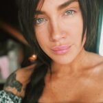 Tóth Gabriella Instagram - Radnóti Miklós: Hasonlatok Olyan vagy, mint egy suttogó faág, ha rámhajolsz, s rejtelmes ízű vagy, olyan vagy, mint a mák, s akár a folyton gyűrűző idő, oly izgató vagy, s olyan megnyugtató, mint sír felett a kő, olyan vagy, mint egy vélem nőtt barát, s nem ismerem ma sem egészen még nehéz hajadnak illatát, és kék vagy olykor s félek, el ne hagyj, csavargó, nyurga füst – és néha félek tőled én, ha villámszínű vagy, s mint napsütötte égiháború: sötétarany,- ha megharagszol, ép oly vagy, mint az ú, mélyhangu, hosszan zengő és sötét, s ilyenkor én mosolyból fényes hurkokat rajzolgatok köréd. #költészetnapja🌿✨