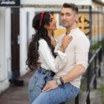 Tóth Gabriella Instagram - Életem nagy részében felruháztam embereket, mind szerelmi mind baráti kapcsolatokat olyan tulajdonságokkal, adottságokkal, amelyekkel valójában nem rendelkeztek, és aztán később ezeket vártam el tőlük. Pedig nem is léteztek, csak én akartam mindenáron beléjük látni. Ez pedig nem az ő hibájuk volt, hanem az enyém. Amikor visszataláltam a népzenéhez, az önazonosság felé vezető útra léptem. Sok ember nem értette, hogy ez a „szteroidos pulyka”, aki össze-vissza rohangál a „hidrogénezett csirke” fejével, és rockernek mondja magát, most mi a fenét magyarkodik. Viszont nekem a népzene volt, ami segített megtalálni az önazonosságot, és abban is segített, hogy tisztábban lássam a párkapcsolataimat és a baráti kapcsolataimat is. Nem arról volt szó, hogy minden áron akarok egy új szerelmet. Egy közös lélegzésre vágytam, egy ikerlángra, aki velem ég, aki a társam lesz a nehézségek között is. Ahogy én visszataláltam önmagamhoz, úgy találtam meg őt, akibe már nem akarok semmit belelátni. Nálam ez egy mélyebb kapcsolat annál, mint puszta szerelem. Máté és a családja mellett teljességet érzek. Örökké hálás leszek, hogy Anikó és Imre voltak a legjobban mellettünk, és soha egyetlen pillanatra sem kérdőjelezték meg a kapcsolatunkat. Köszönjük a @story_sztarmagazinnak , @gyakuburi -nak, hogy megszülethetett ez az őszinte, maníroktól mentes anyag❤️ Köszönöm neked @atilianofelice , hogy látsz engem és velem voltál barátként is ebben a nehéz időszakban az elejétől a napjainkig❤️ kedvenc fotók, amik valaha készültek rólam, mert nem másra gondoltam egy szép fotó kedvéért, hanem arra, ami őszintén a lelkemből sugárzik! Köszönöm ennek a csodálatos családnak, hogy a részese lehetek Hannikával együtt! ❤️☀️✨ egyszerűen boldog vagyok!☘️🌿❤️ Fejdísz @rozsagyongy Ruha @igezo Ékszerek @aurora_folkglamour Smink @jonas_kata Haj @katasari76 Stylist @lillacsokasistylist @victoriakazal