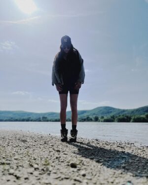 Tóth Gabriella Instagram - Ha nem találom a megoldást, elnézek a távolba veled! Ott körvonalazódik a valóság☀️✨🌿