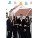 Tóth Gabriella Instagram - Életem nagy részében felruháztam embereket, mind szerelmi mind baráti kapcsolatokat olyan tulajdonságokkal, adottságokkal, amelyekkel valójában nem rendelkeztek, és aztán később ezeket vártam el tőlük. Pedig nem is léteztek, csak én akartam mindenáron beléjük látni. Ez pedig nem az ő hibájuk volt, hanem az enyém. Amikor visszataláltam a népzenéhez, az önazonosság felé vezető útra léptem. Sok ember nem értette, hogy ez a „szteroidos pulyka”, aki össze-vissza rohangál a „hidrogénezett csirke” fejével, és rockernek mondja magát, most mi a fenét magyarkodik. Viszont nekem a népzene volt, ami segített megtalálni az önazonosságot, és abban is segített, hogy tisztábban lássam a párkapcsolataimat és a baráti kapcsolataimat is. Nem arról volt szó, hogy minden áron akarok egy új szerelmet. Egy közös lélegzésre vágytam, egy ikerlángra, aki velem ég, aki a társam lesz a nehézségek között is. Ahogy én visszataláltam önmagamhoz, úgy találtam meg őt, akibe már nem akarok semmit belelátni. Nálam ez egy mélyebb kapcsolat annál, mint puszta szerelem. Máté és a családja mellett teljességet érzek. Örökké hálás leszek, hogy Anikó és Imre voltak a legjobban mellettünk, és soha egyetlen pillanatra sem kérdőjelezték meg a kapcsolatunkat. Köszönjük a @story_sztarmagazinnak , @gyakuburi -nak, hogy megszülethetett ez az őszinte, maníroktól mentes anyag❤️ Köszönöm neked @atilianofelice , hogy látsz engem és velem voltál barátként is ebben a nehéz időszakban az elejétől a napjainkig❤️ kedvenc fotók, amik valaha készültek rólam, mert nem másra gondoltam egy szép fotó kedvéért, hanem arra, ami őszintén a lelkemből sugárzik! Köszönöm ennek a csodálatos családnak, hogy a részese lehetek Hannikával együtt! ❤️☀️✨ egyszerűen boldog vagyok!☘️🌿❤️ Fejdísz @rozsagyongy Ruha @igezo Ékszerek @aurora_folkglamour Smink @jonas_kata Haj @katasari76 Stylist @lillacsokasistylist @victoriakazal
