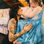 Tóth Gabriella Instagram – Az, hogy túlélem az elmúlt évek és időszakok mérhetetlen súlyát, nehézségeit, annak az én gyönyörű kislányom az oka❤️ 
Édes Hannarózám! 
Ha te nem lennél… ❤️lehet , hogy én sem lennék már! 
Köszönöm, hogy szeretsz! Köszönöm, hogy úgy szeretsz, ahogy vagyok! 
Minden hibámmal együtt✨❤️ 
Semmi sem győzhet le , mert vagy nekem❤️ 

(A fotók és a bejegyzés felhasználása nem engedélyezett)
