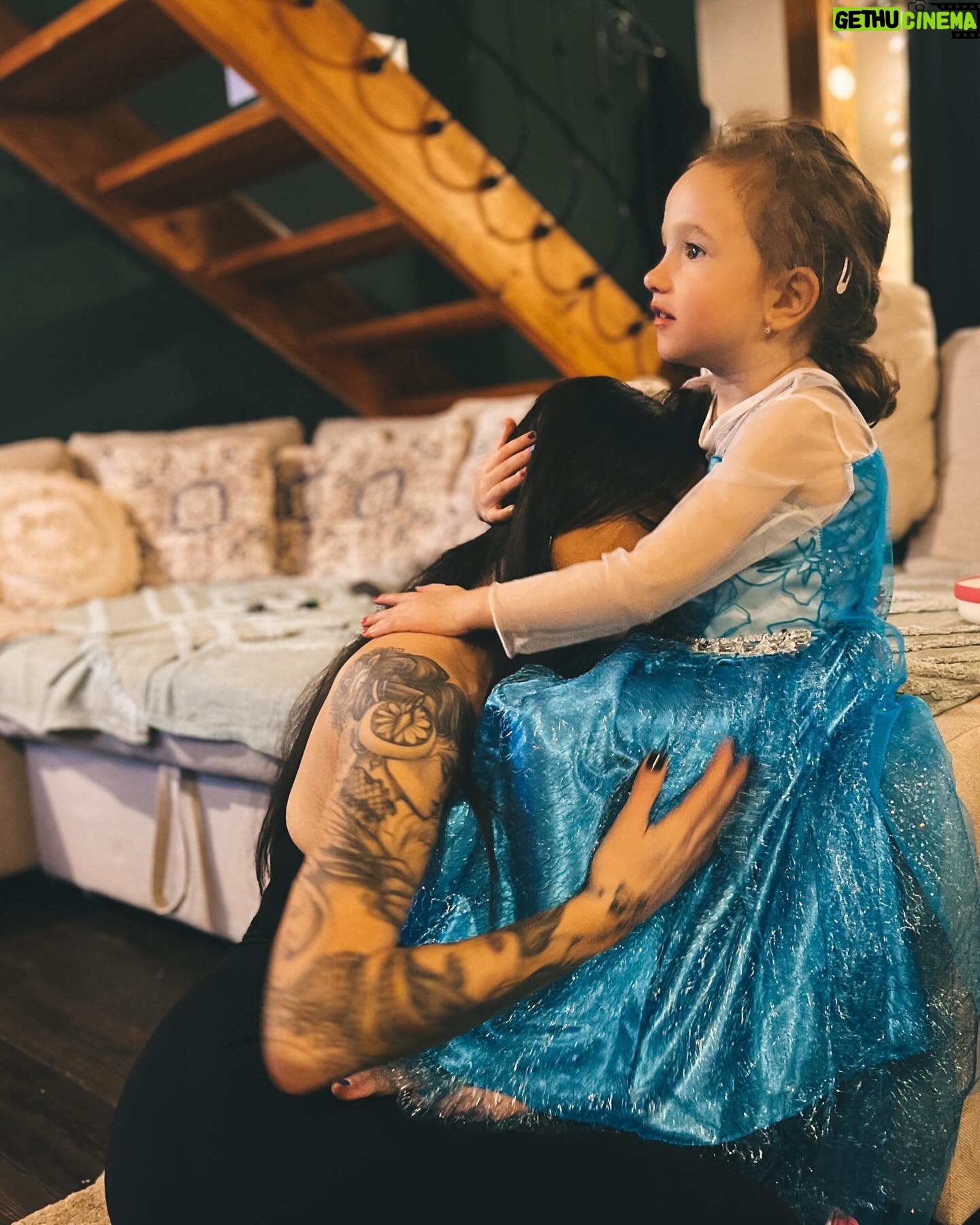 Tóth Gabriella Instagram - Az, hogy túlélem az elmúlt évek és időszakok mérhetetlen súlyát, nehézségeit, annak az én gyönyörű kislányom az oka❤️ Édes Hannarózám! Ha te nem lennél… ❤️lehet , hogy én sem lennék már! Köszönöm, hogy szeretsz! Köszönöm, hogy úgy szeretsz, ahogy vagyok! Minden hibámmal együtt✨❤️ Semmi sem győzhet le , mert vagy nekem❤️ (A fotók és a bejegyzés felhasználása nem engedélyezett)